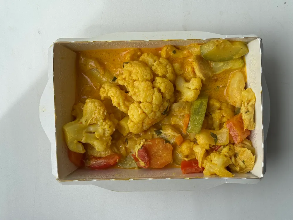 Куриная грудка с цветной капустой в соусе карри
